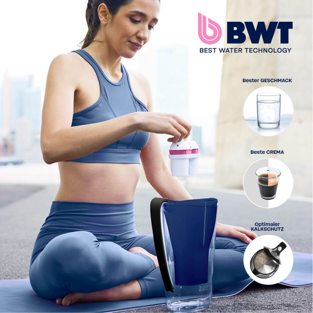 Frau im Sportoutfit sitzt und hält Wasserfilter. BWT Logo.