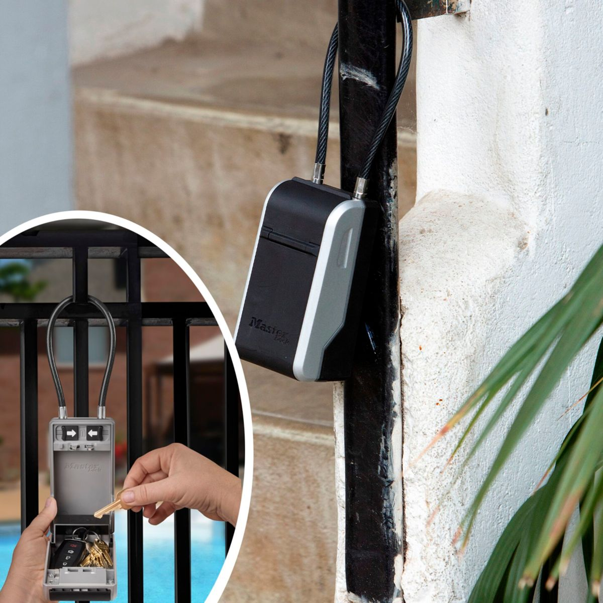 Una cassetta di sicurezza Master Lock fissata a un cancello. Una mano la apre per recuperare le chiavi.
