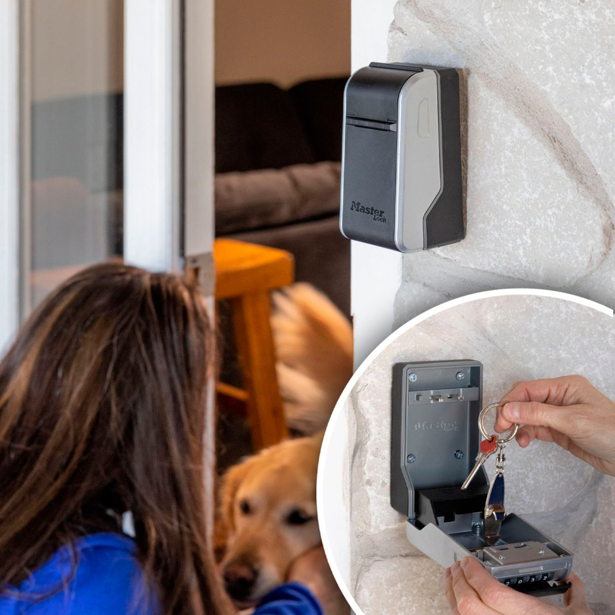 Una ragazza e un cane guardano un portachiavi a muro con combinazione.
