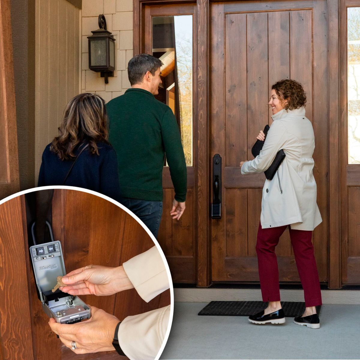 Una donna usa una cassetta portachiavi su una porta di legno mentre una coppia entra.