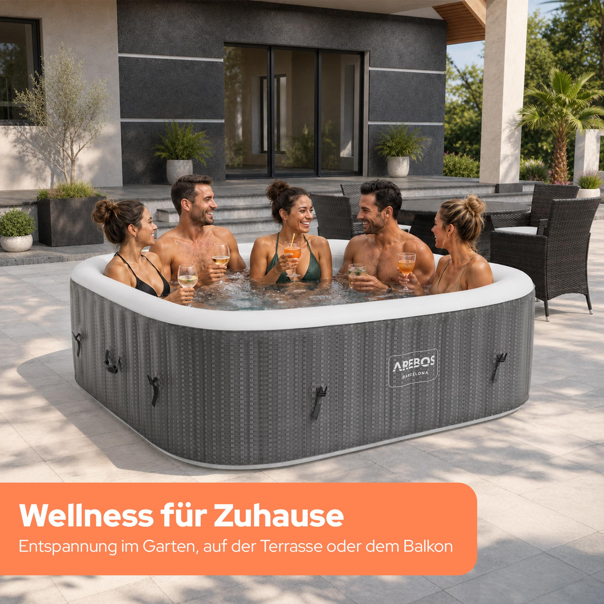 Fünf Personen entspannen in einem aufblasbaren Whirlpool auf einer Terrasse.