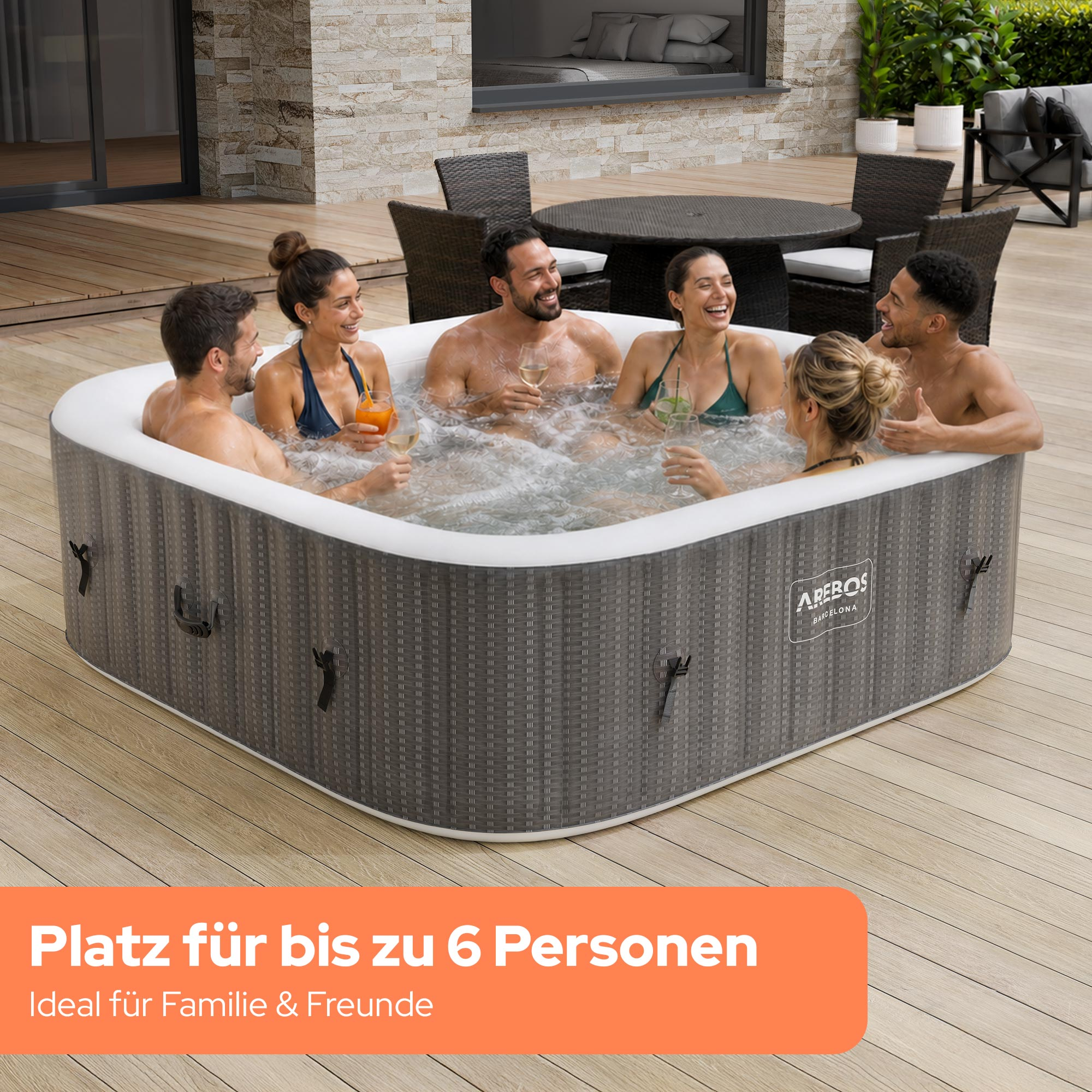 Sechs Personen entspannen in einem aufblasbaren Whirlpool auf einer Holzterrasse.