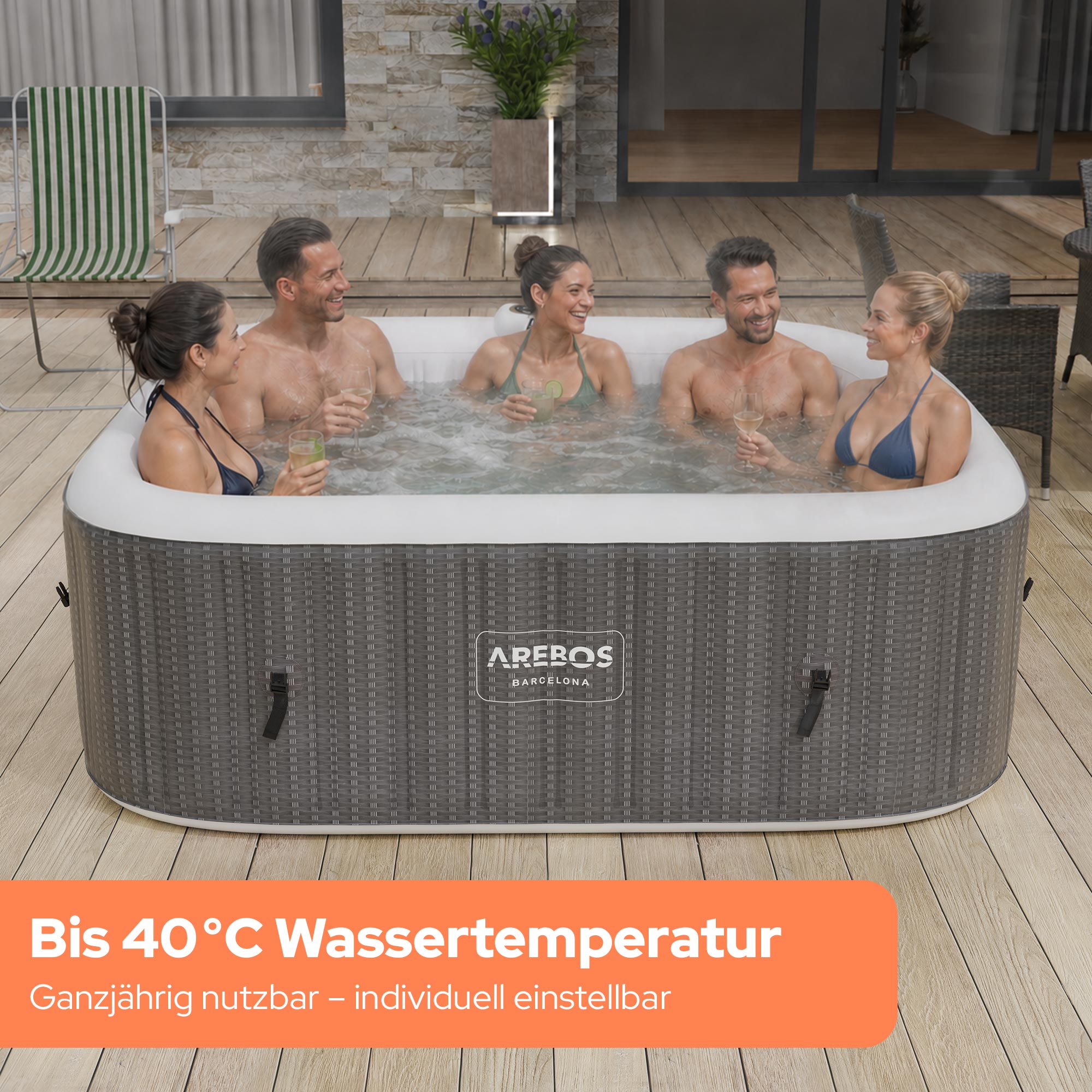 Fünf Personen entspannen in einem aufblasbaren Whirlpool auf einer Holzterrasse.