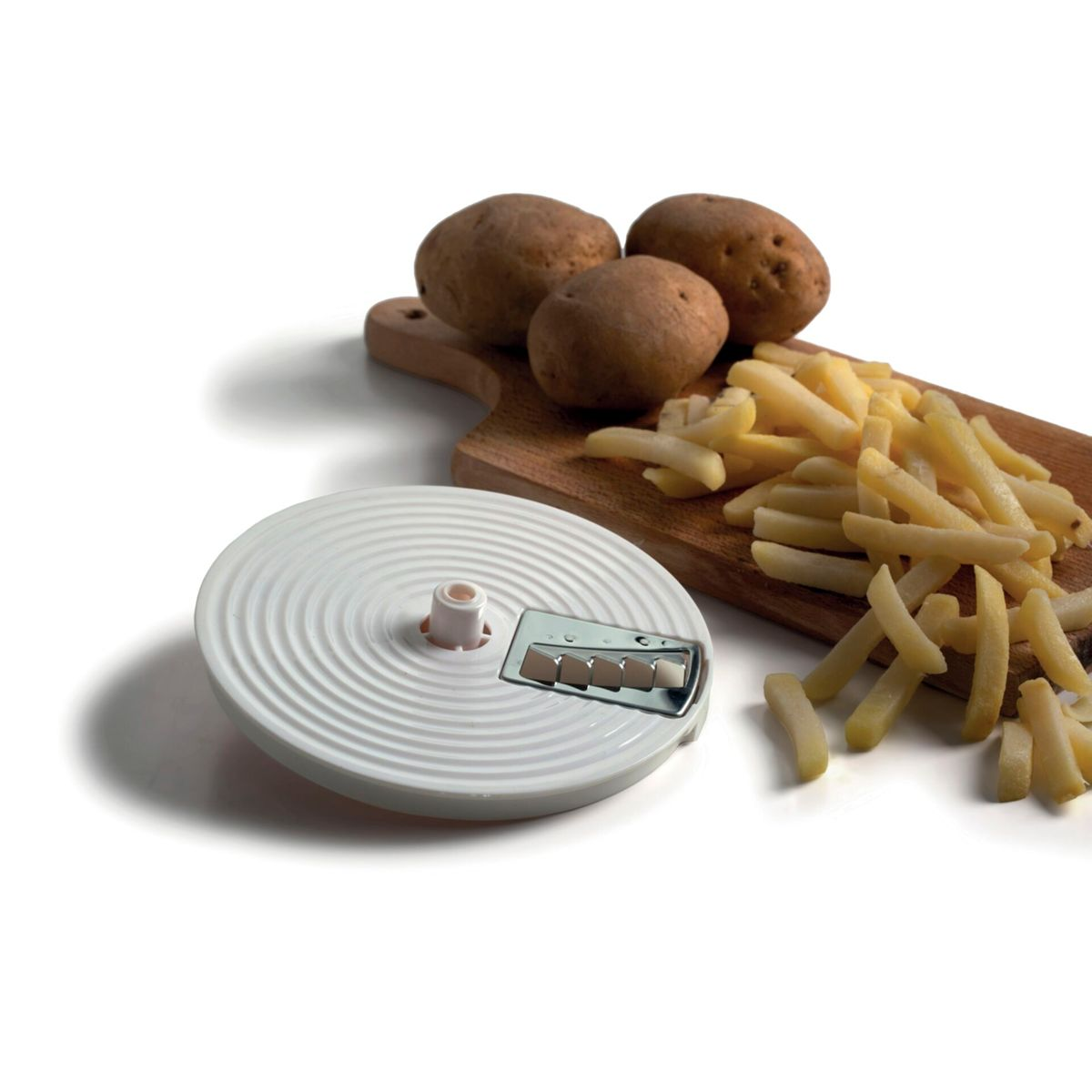 Un disco grattugia bianco con lama accanto a patate e patatine su tagliere.