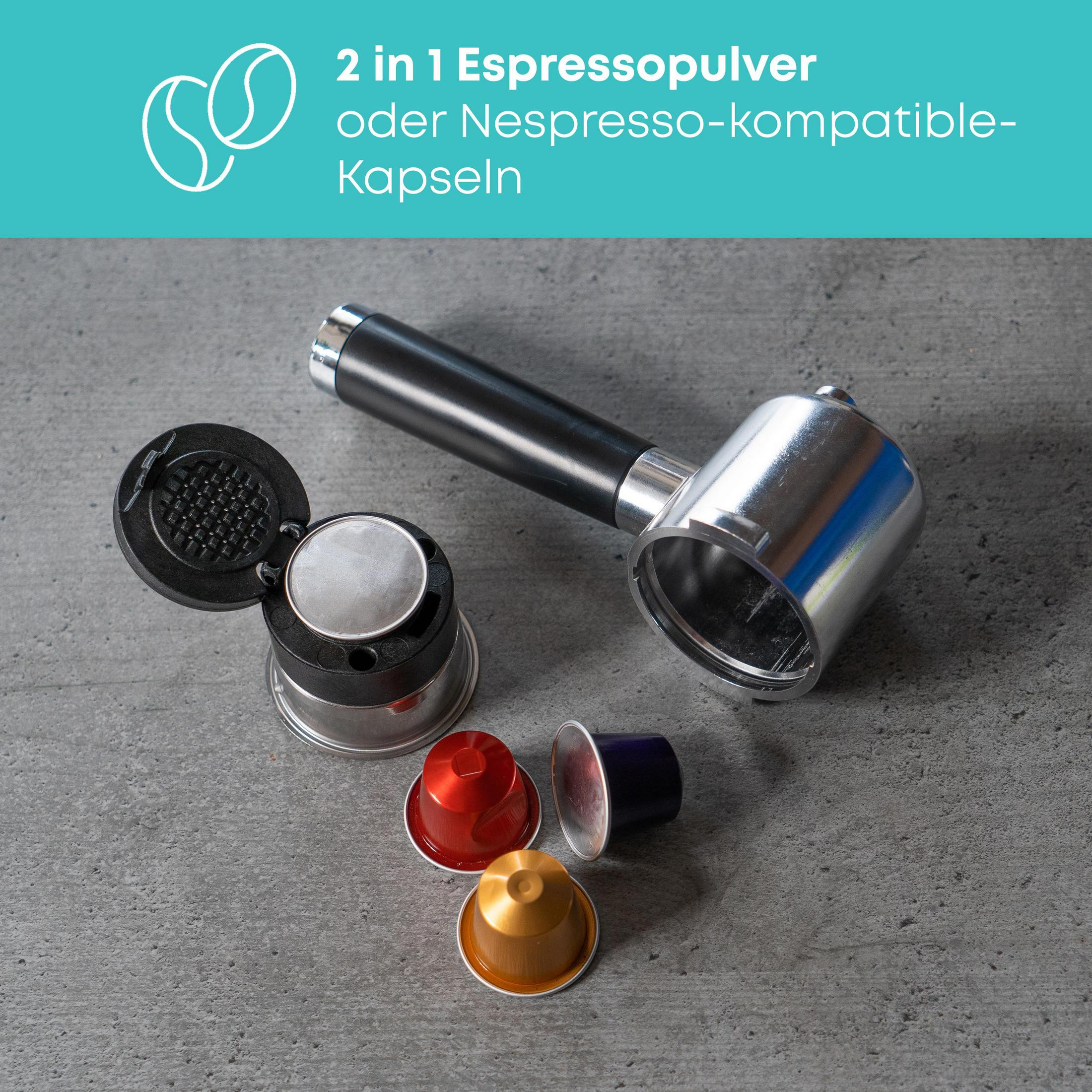 Ein Espresso-Siebträger mit Einsätzen und Kapseln auf grauem Untergrund.