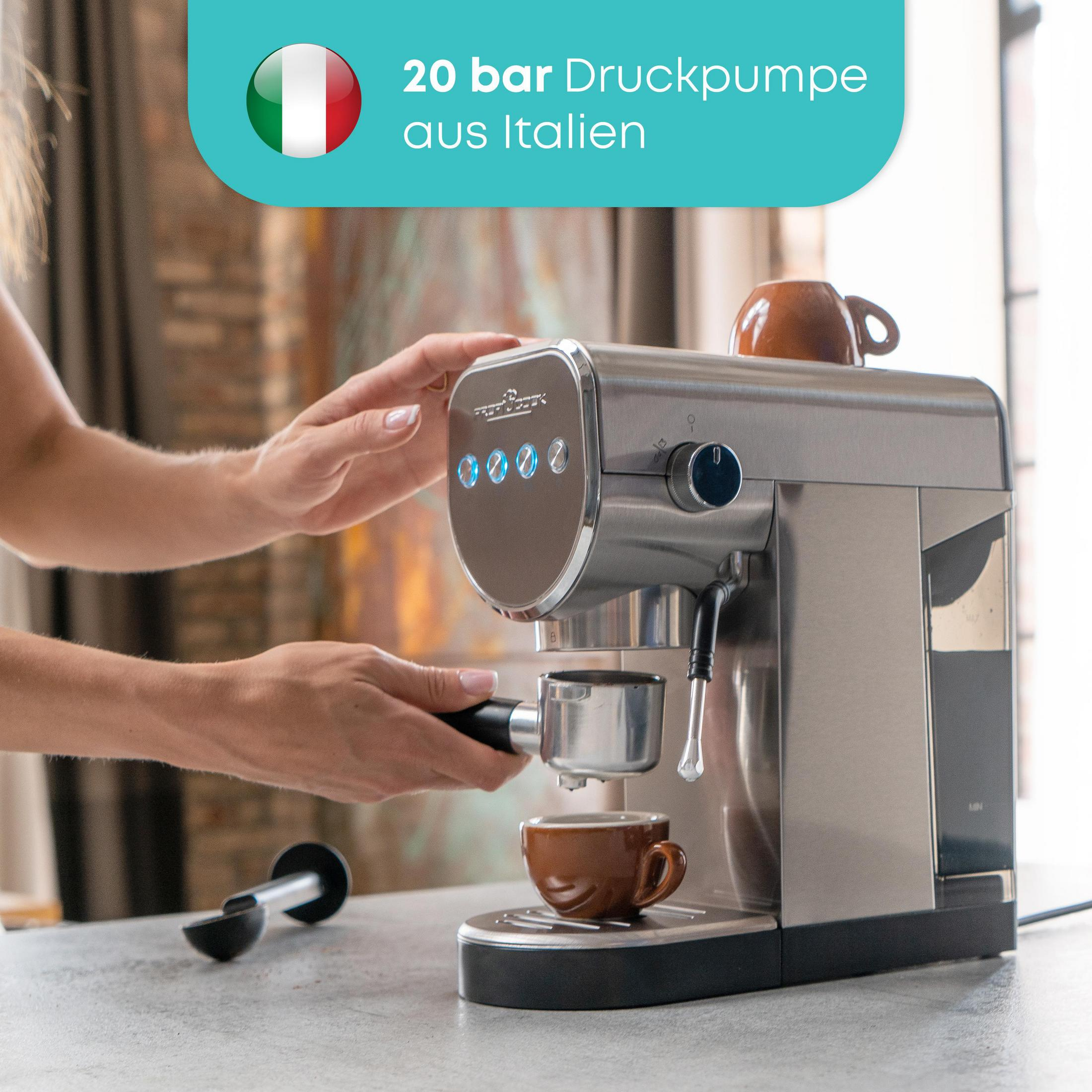Eine Person bereitet Kaffee mit einer Espressomaschine zu.