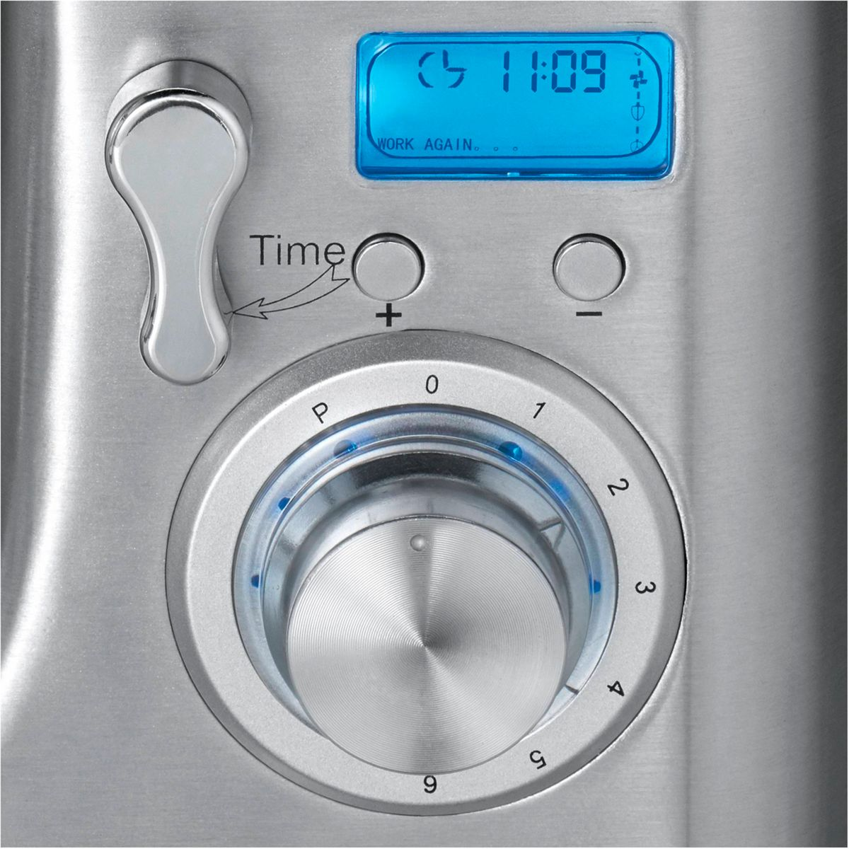 Un mixer argentato con display digitale dell'ora e quadrante di controllo.