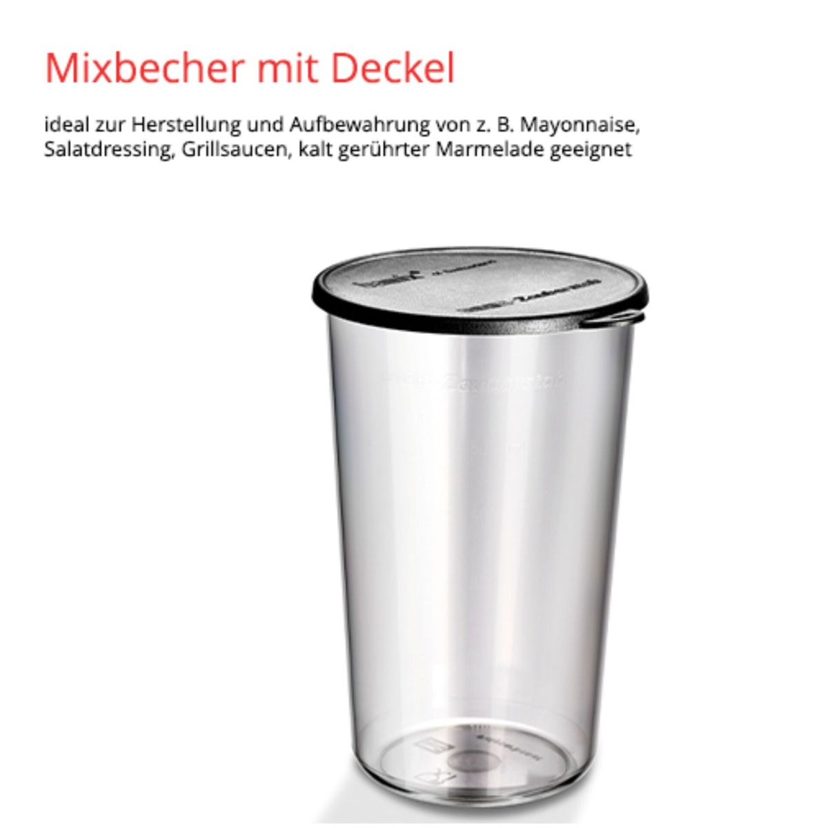Un vaso mezclador transparente con tapa negra sobre fondo blanco.