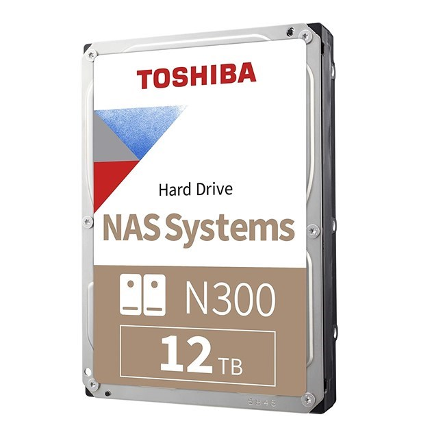 Toshiba N300 NAS Festplatte, 12TB Kapazität. Weißes Label mit rot/blauer Grafik.