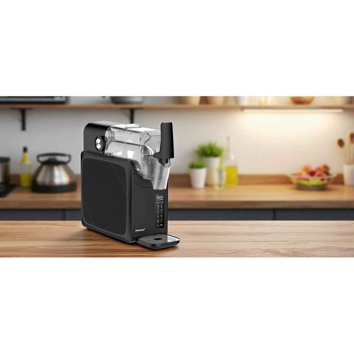 Eine schwarze Eismaschine mit durchsichtigem Behälter steht auf einem Holztisch.