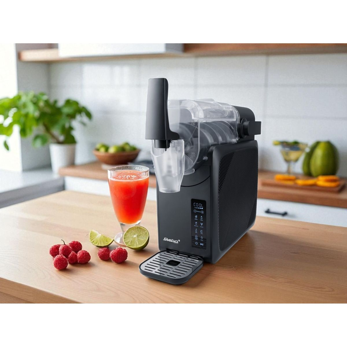 Ein schwarzer Slush-Eismaschine mit einem Glas rotem Saft, Beeren und Limettenscheiben.