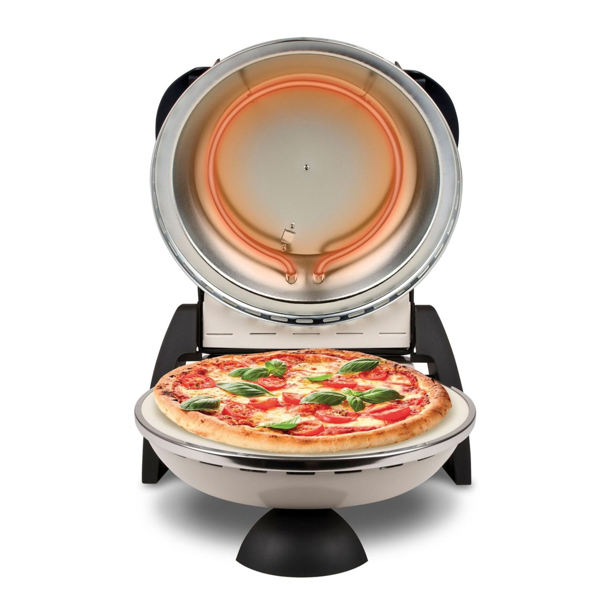 Un forno per pizza con resistenza rossa e pizza finita con pomodoro e basilico.