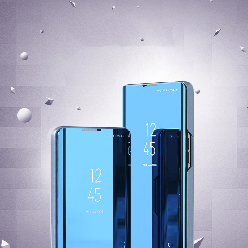 Zwei spiegelnde Handyhüllen mit digitalen Uhren und Datum auf einem hellblauen Hintergrund.