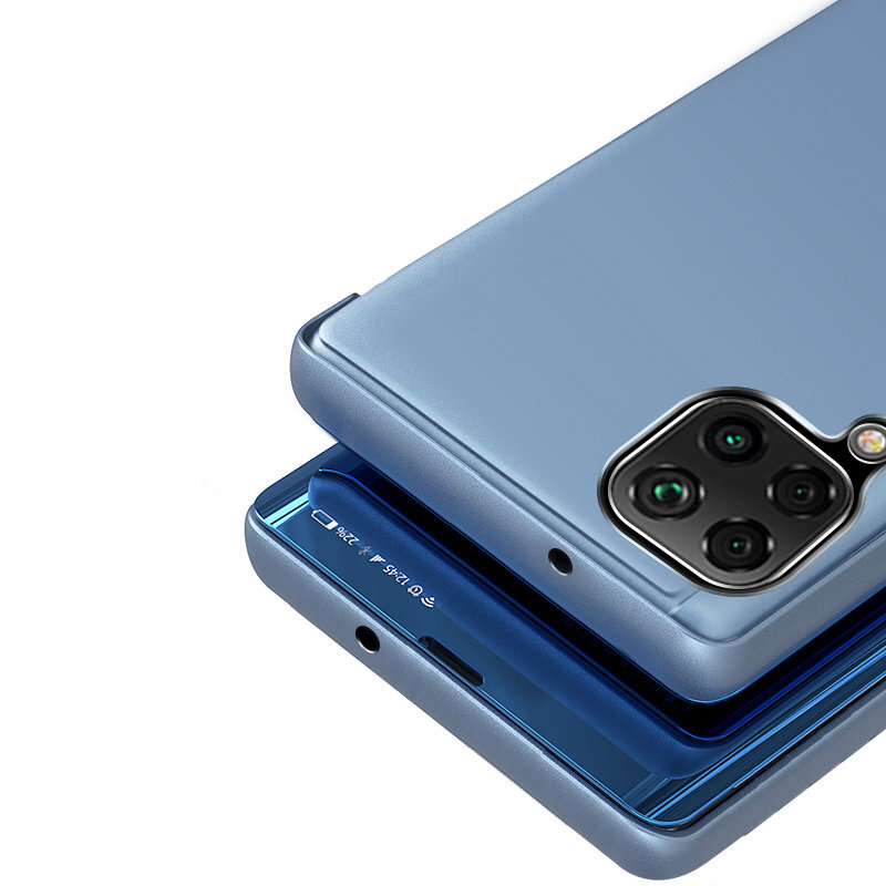 Ein blaues Smartphone mit vier Kameras auf der Rückseite liegt auf einem anderen blauen Gerät.