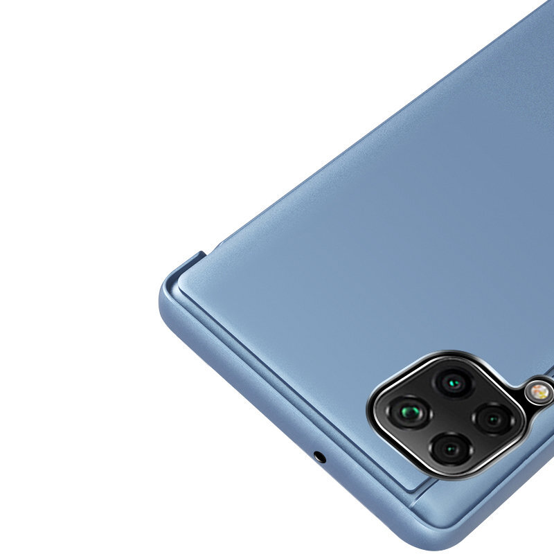 Blaue Handyhülle mit vierfacher Kameraeinheit und Blitz.