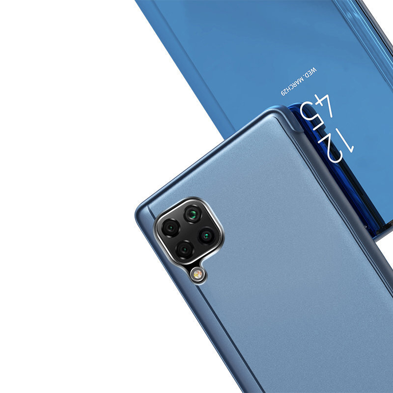 Blaue Handyhülle mit vierfacher Kamera und digitaler Uhrzeit auf dem Bildschirm.