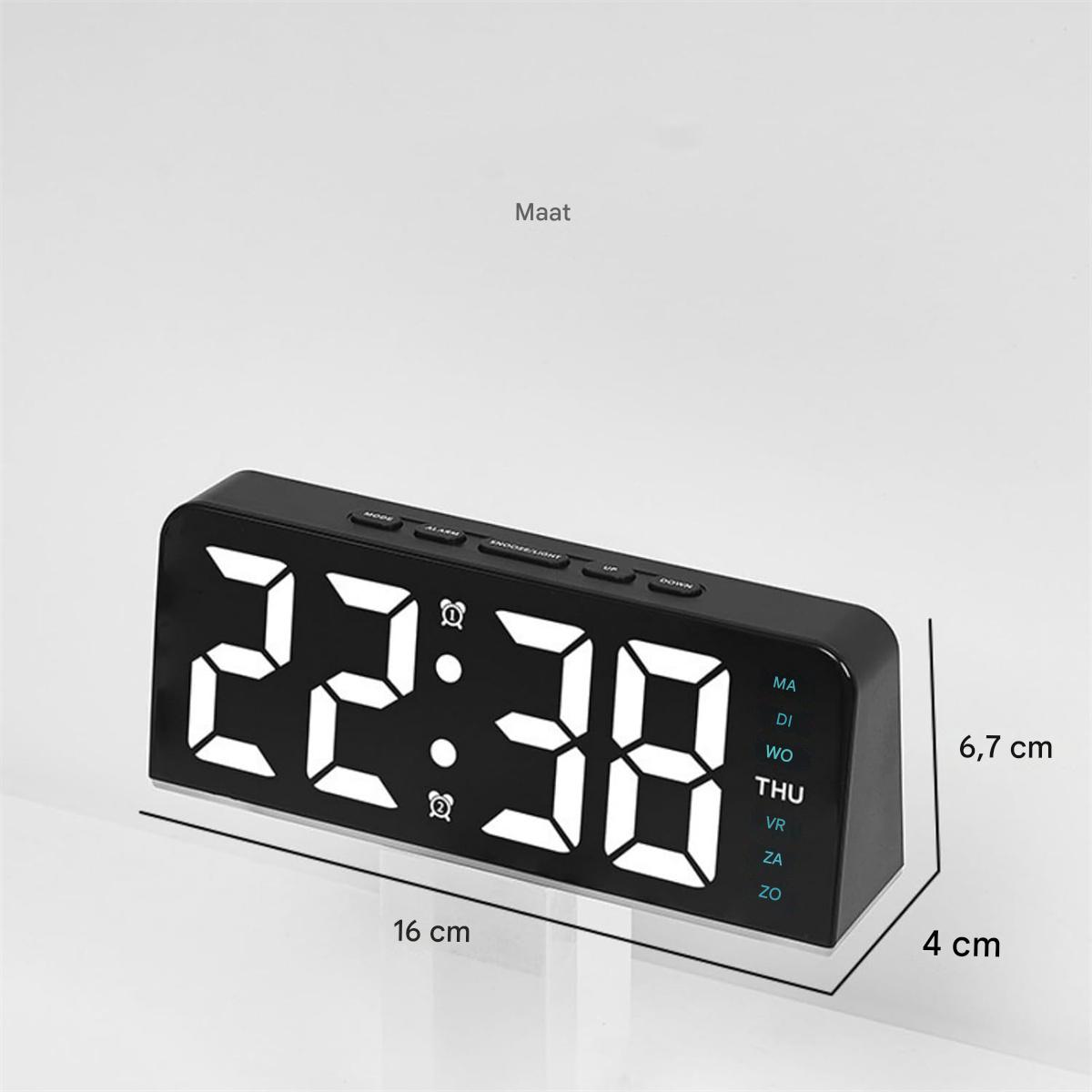 Ein schwarzer Digitalwecker zeigt 22:38 an. Maße: 16x6,7x4 cm.