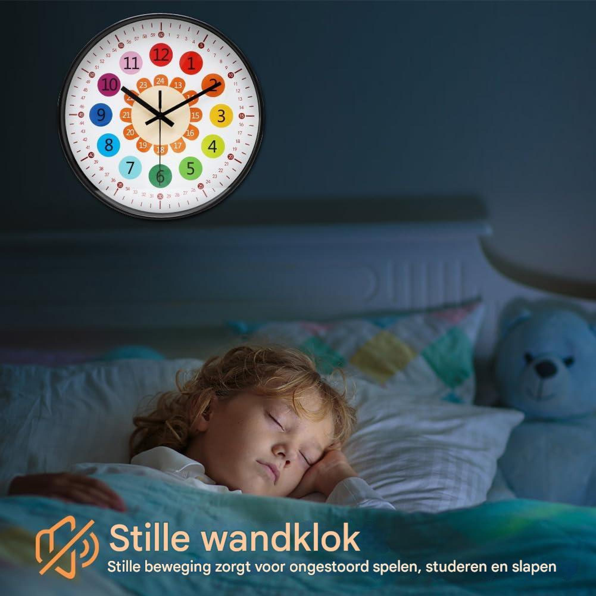 Ein Kind schläft im Bett, eine bunte Wanduhr hängt darüber.