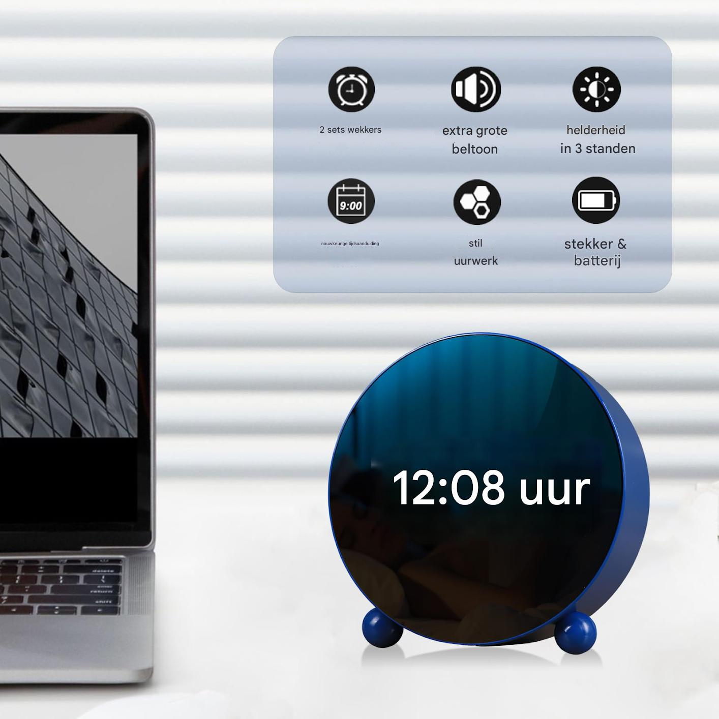 Ein moderner digitaler Wecker in Blau steht auf einem Schreibtisch neben einem Laptop.