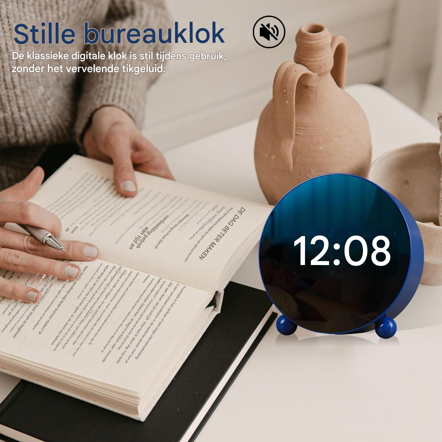 Ein blauer digitaler Wecker zeigt 12:08 Uhr an, neben einem Buch und einer Vase.