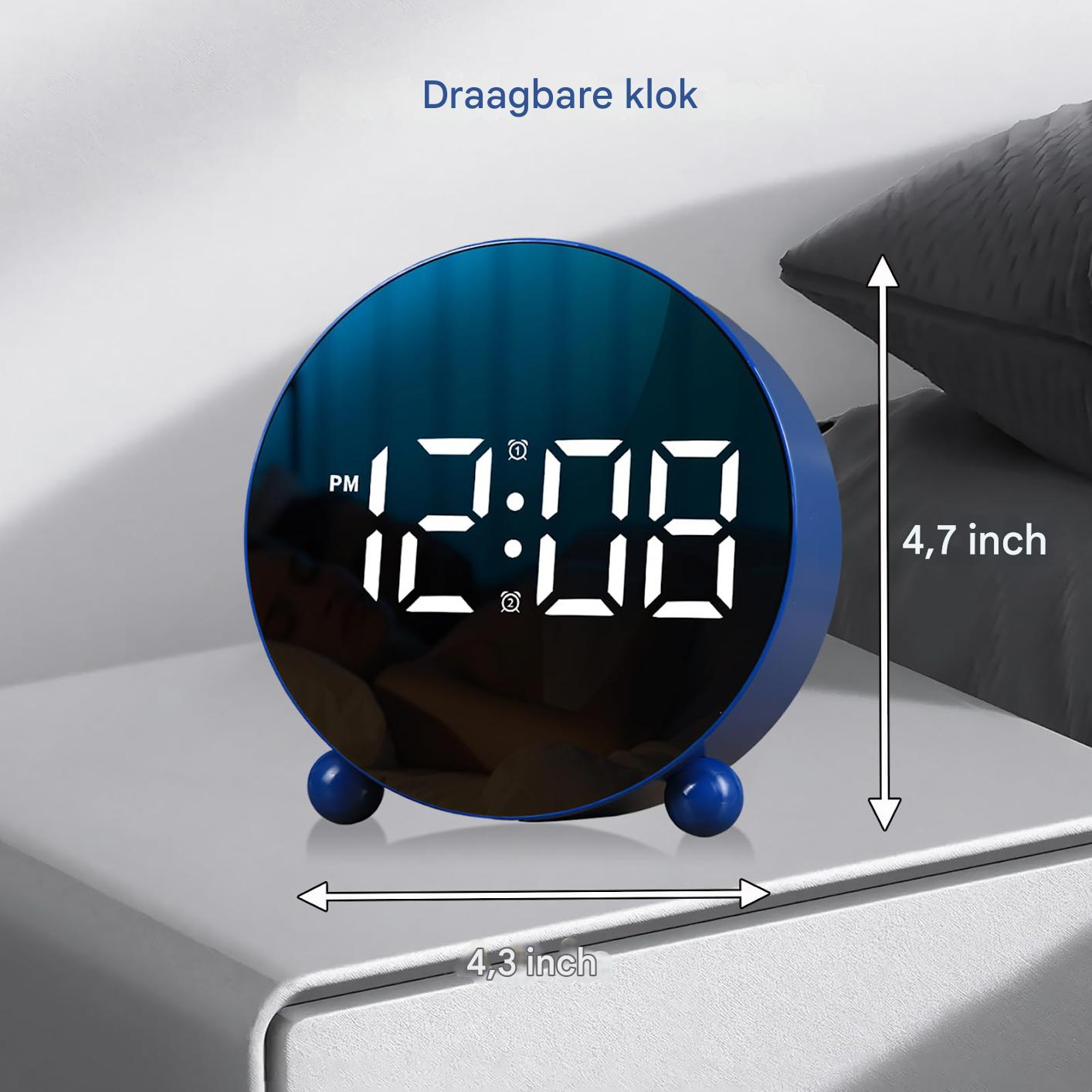 Blauer digitaler Wecker zeigt 12:08 Uhr an, mit Maßen von 4,3 und 4,7 Zoll.