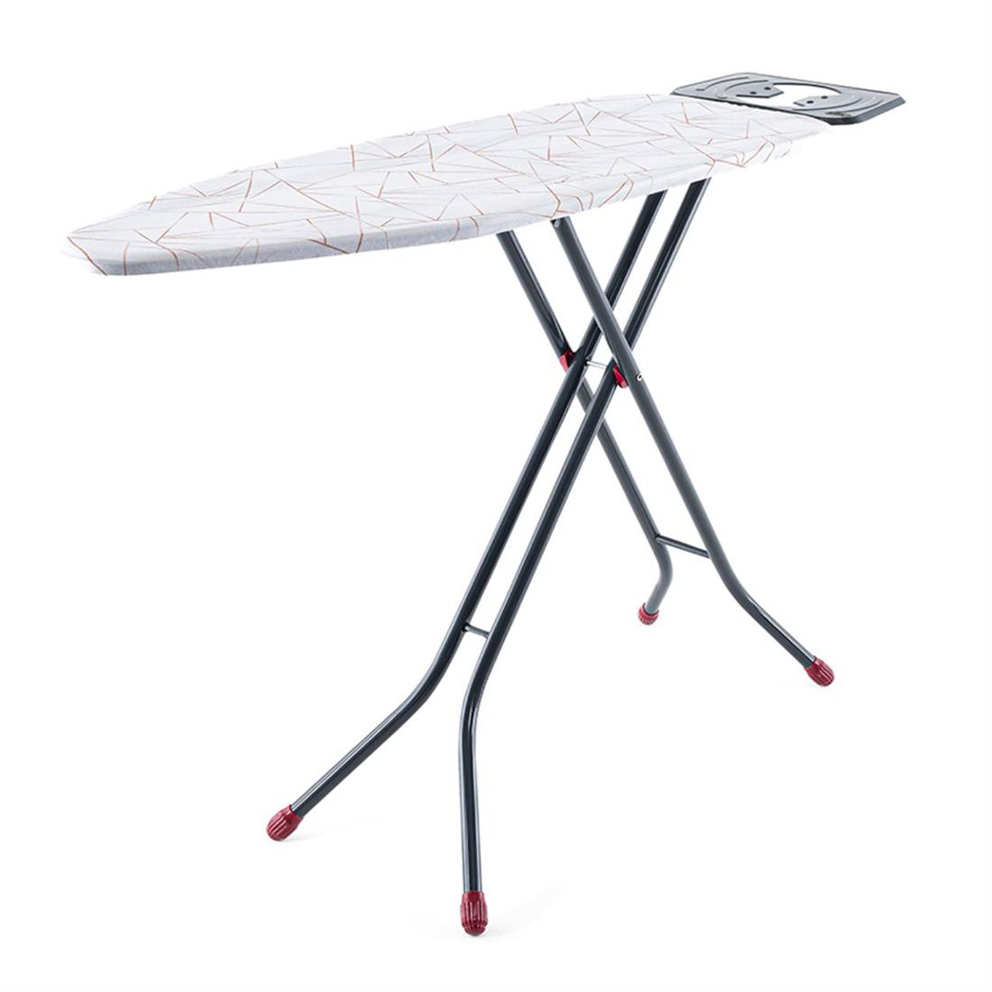 Beyaz geometrik desenli kılıflı, katlanabilir ütü masası.