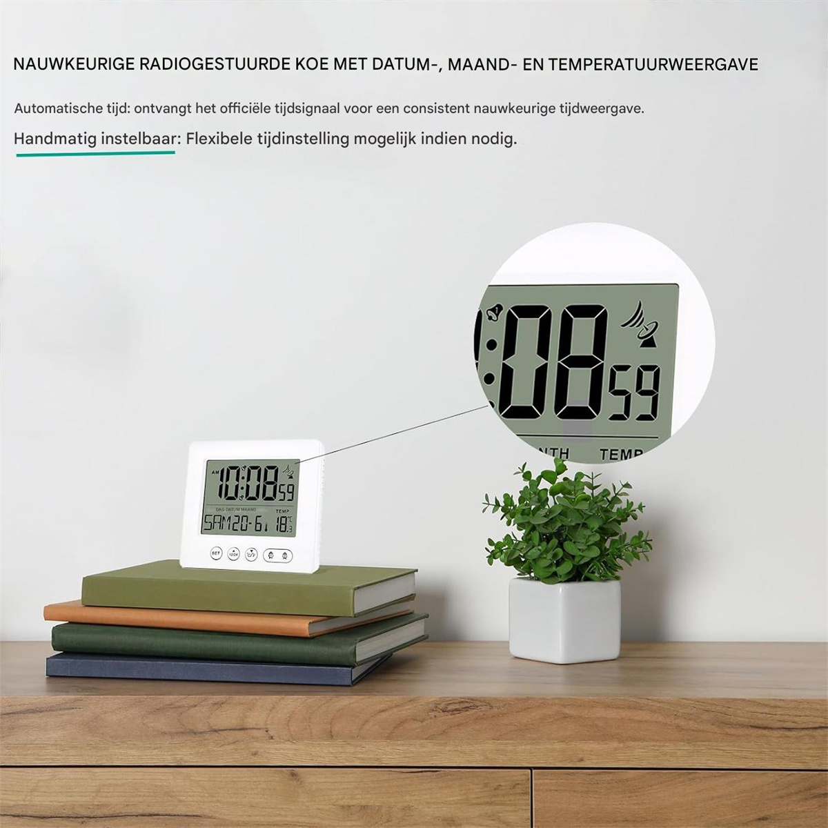 Digitaluhr auf Büchern mit Pflanzen und vergrößerter Anzeige von Zeit und Temperatur.