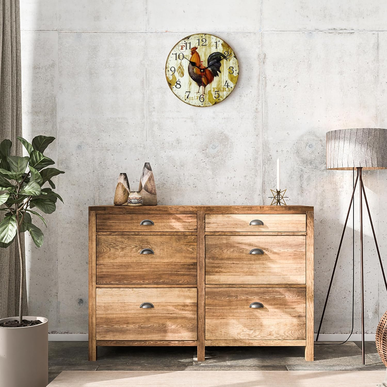 Holzkommode mit sechs Schubladen unter einer Wanduhr mit Hahn.