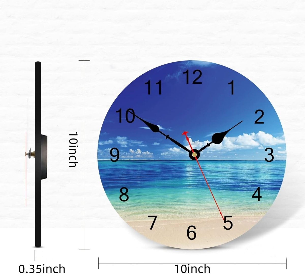 Eine runde Wanduhr mit einem Strandmotiv zeigt türkisfarbenes Wasser und Sand.