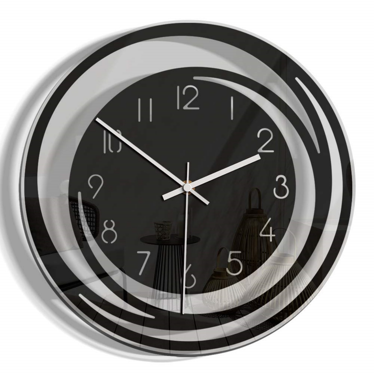 Eine moderne schwarze Wanduhr mit weißen Ziffern und Zeigern vor einem unscharfen Hintergrund.