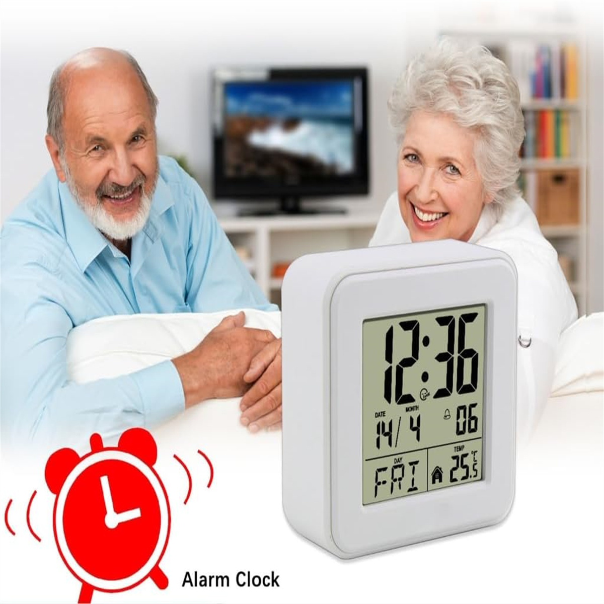 Ein älteres Paar lächelt neben einem digitalen Wecker mit rotem Alarmglockensymbol.