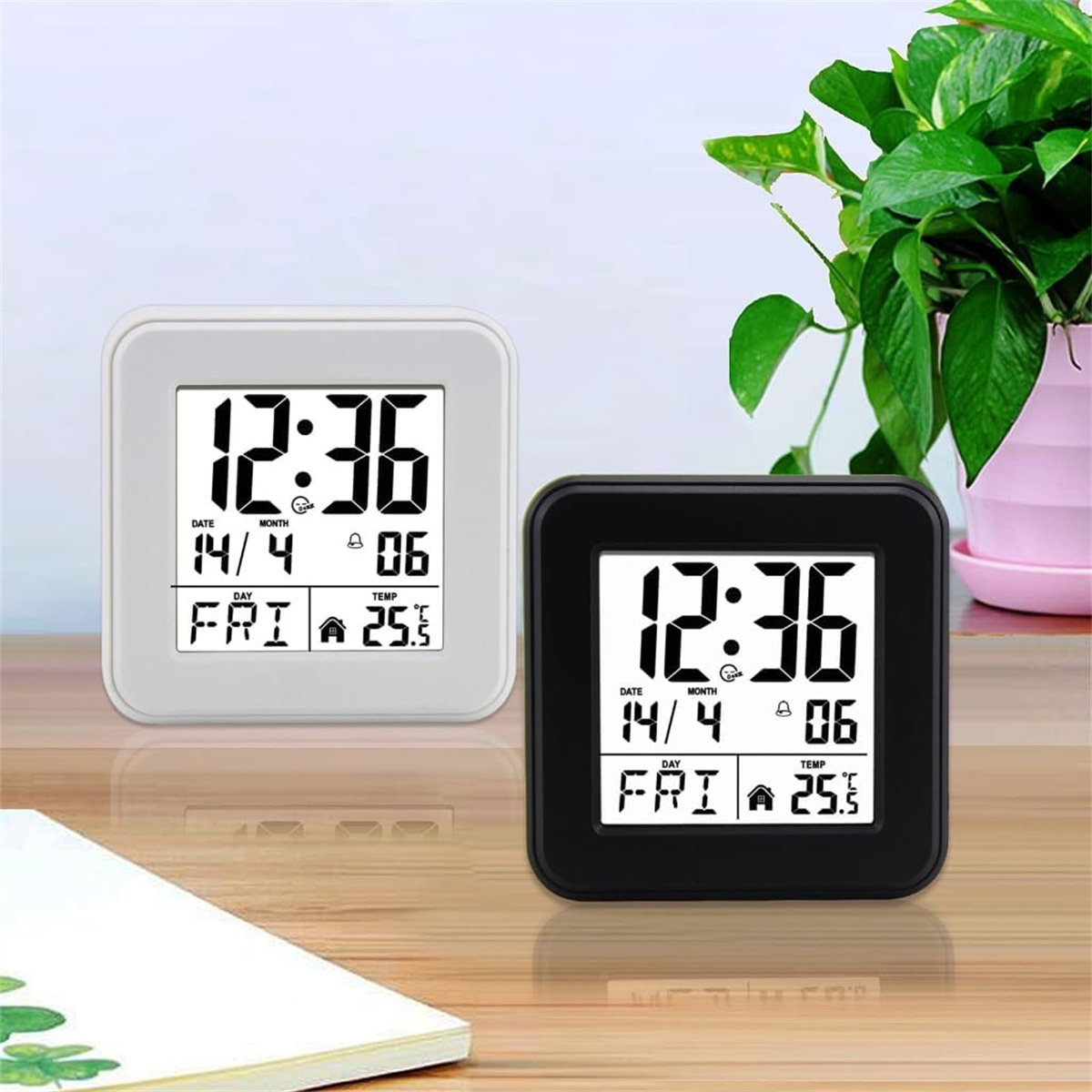 Zwei digitale Wecker, schwarz und weiß, zeigen 12:36 Uhr und 25,5°C an.