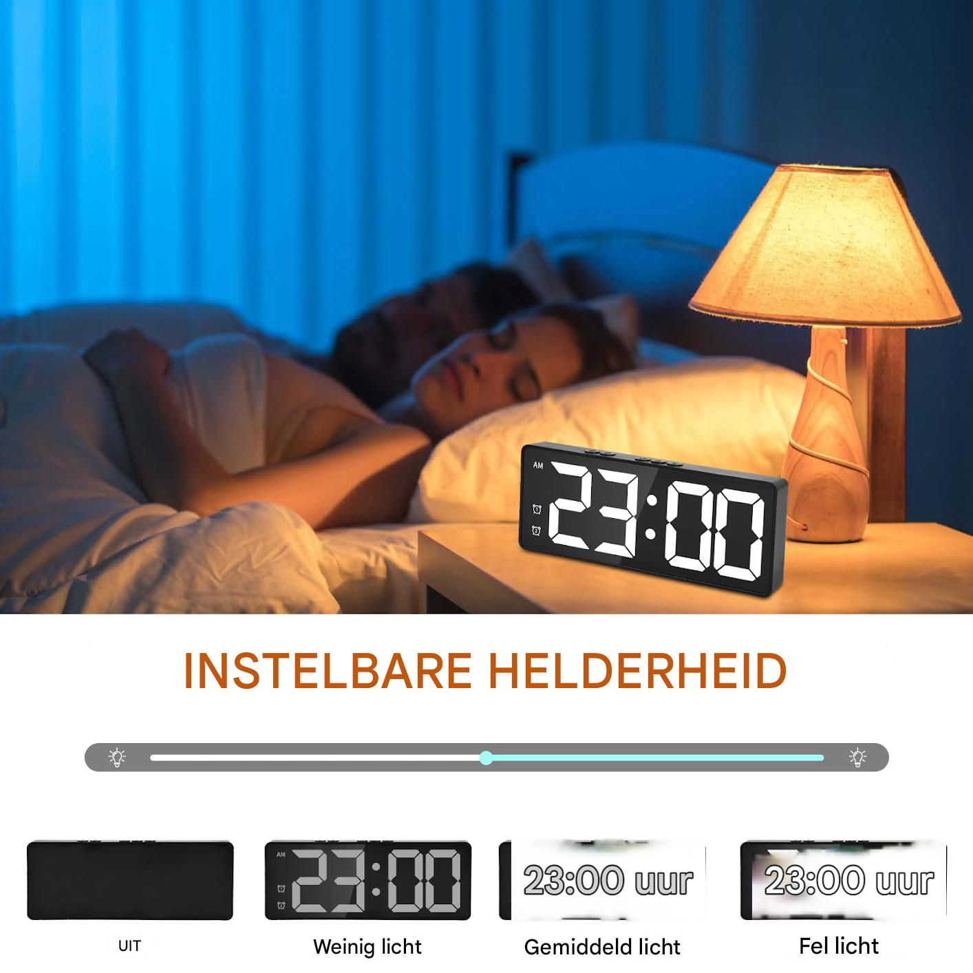Ein Paar schläft im Bett, ein digitaler Wecker zeigt 23:00 Uhr.