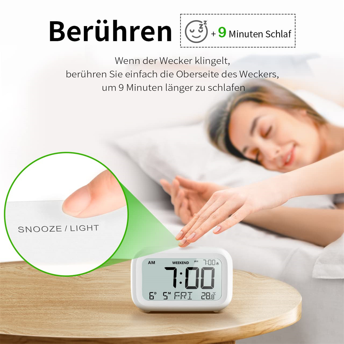 Ein Wecker zeigt 7:00 an. Eine Hand berührt die Oberseite des Weckers.