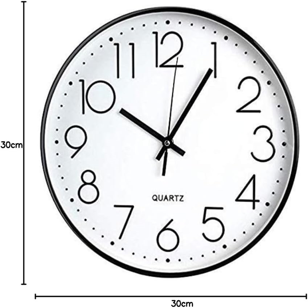 Eine runde Wanduhr mit schwarzen Zeigern und Ziffern auf weißem Zifferblatt.