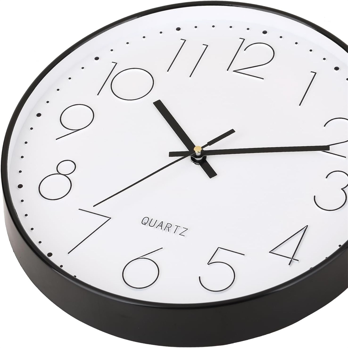 Schwarze Wanduhr mit weißem Zifferblatt und schwarzen Zeigern.