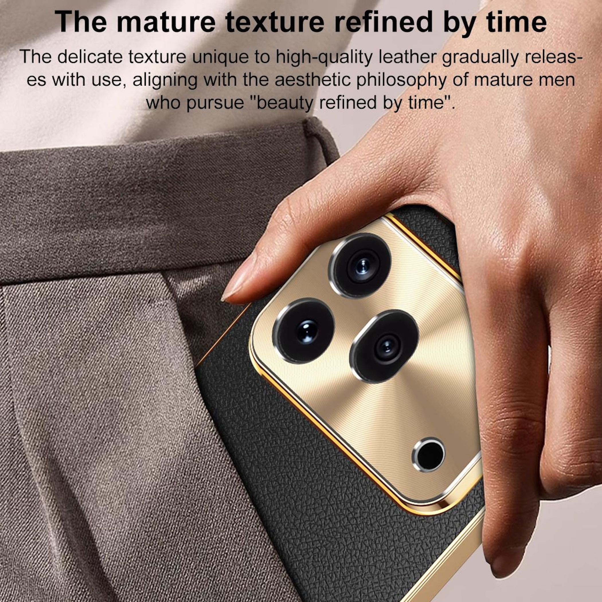 Eine Hand hält ein Smartphone mit schwarzem Leder und goldener Umrandung.