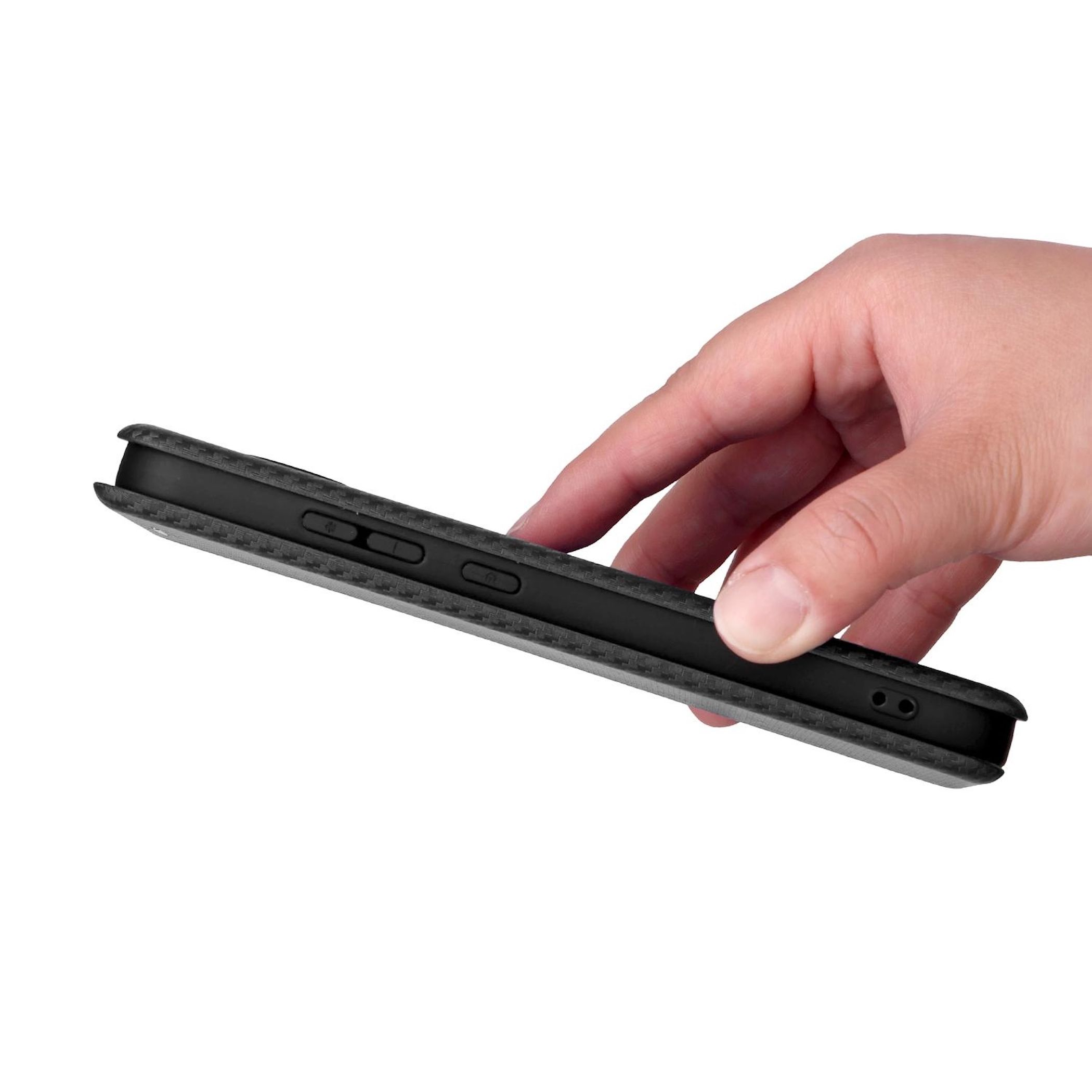Una mano sostiene una funda de teléfono negra con patrón texturizado gris.