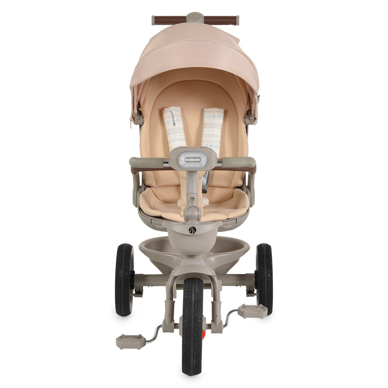 Ein beiger Dreirad mit Verdeck, Sitz, Sicherheitsgurt und Pedalen. Vorderansicht.