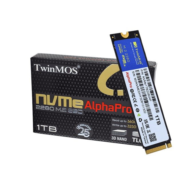 TwinMOS NVMe AlphaPro 1TB M.2 2280 SSD ve kutusu gösteriliyor. SSD mavi ve beyaz renktedir.