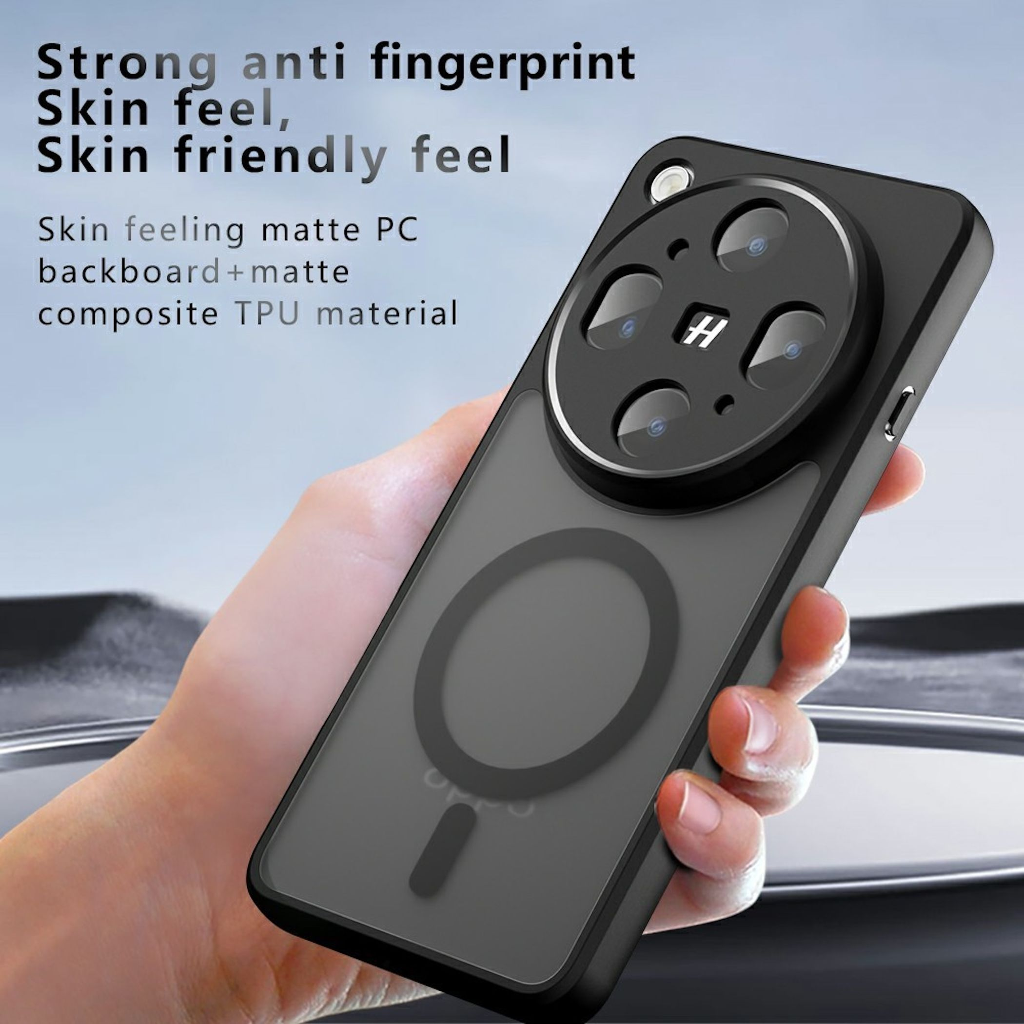 Funda de teléfono negra con múltiples cámaras sostenida por una mano.