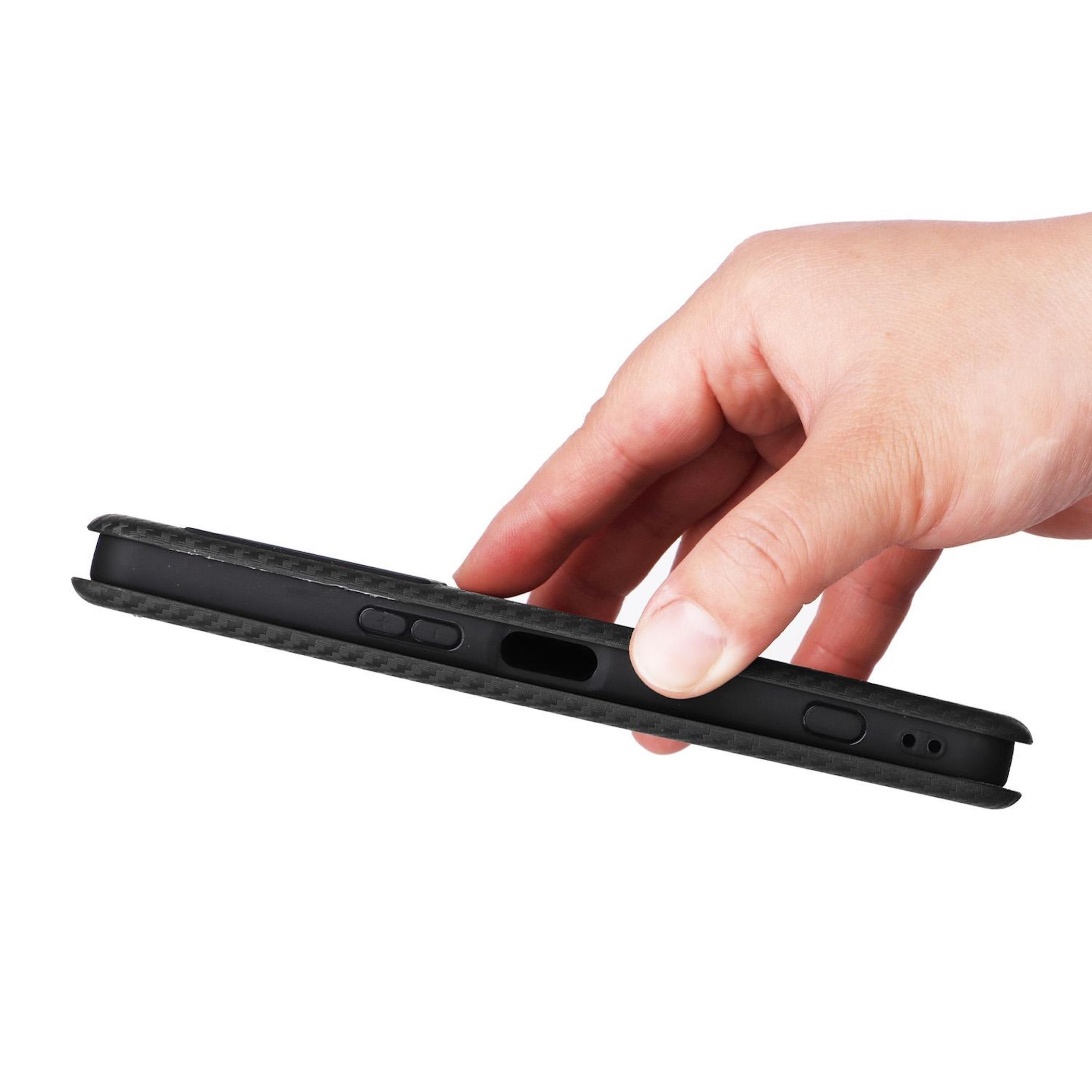 Eine Hand hält ein schwarzes Handyhülle mit Karbonmuster.