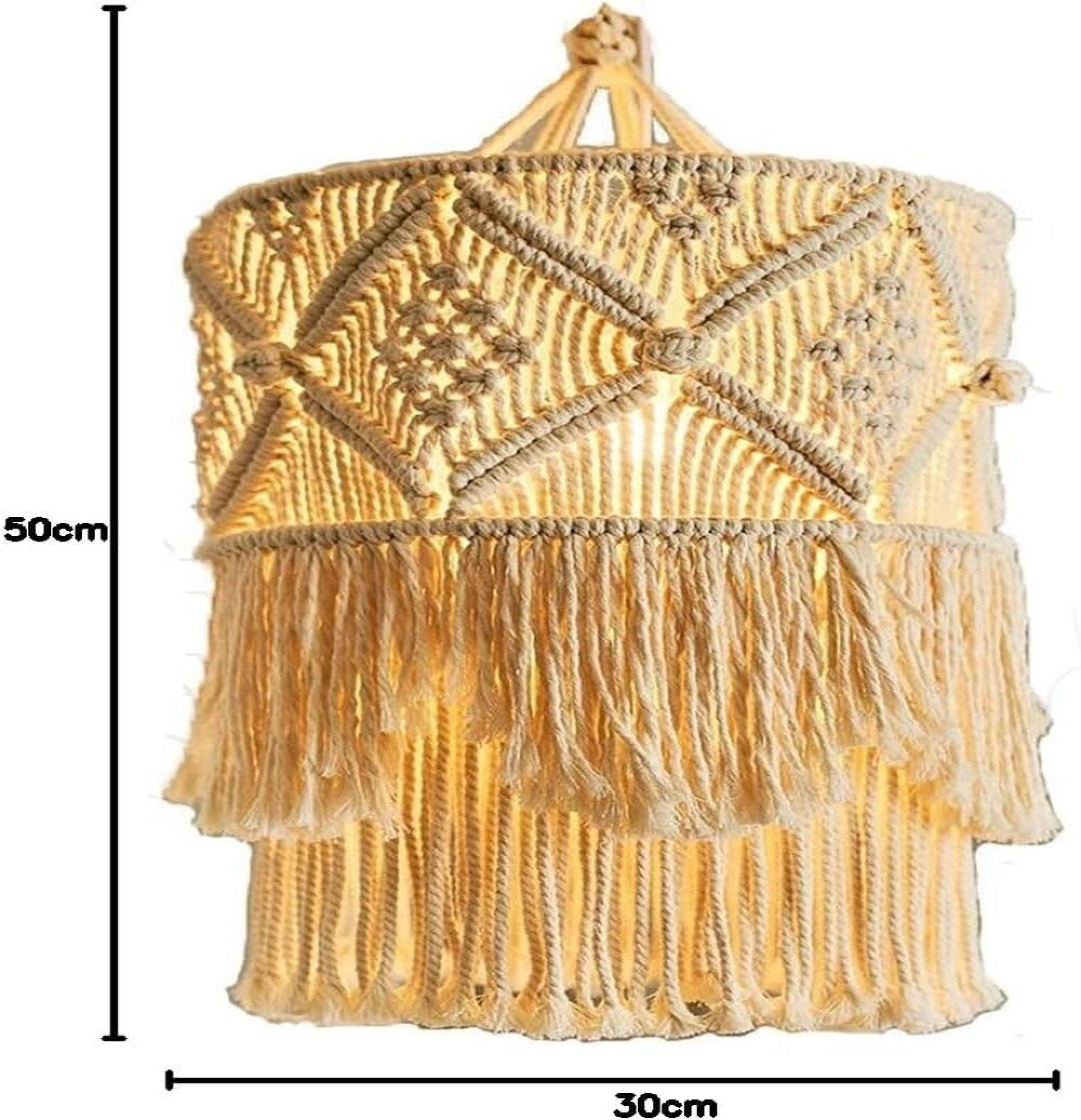 Eine zweistufige Makramee-Lampe mit Fransen, 50 cm hoch und 30 cm breit.