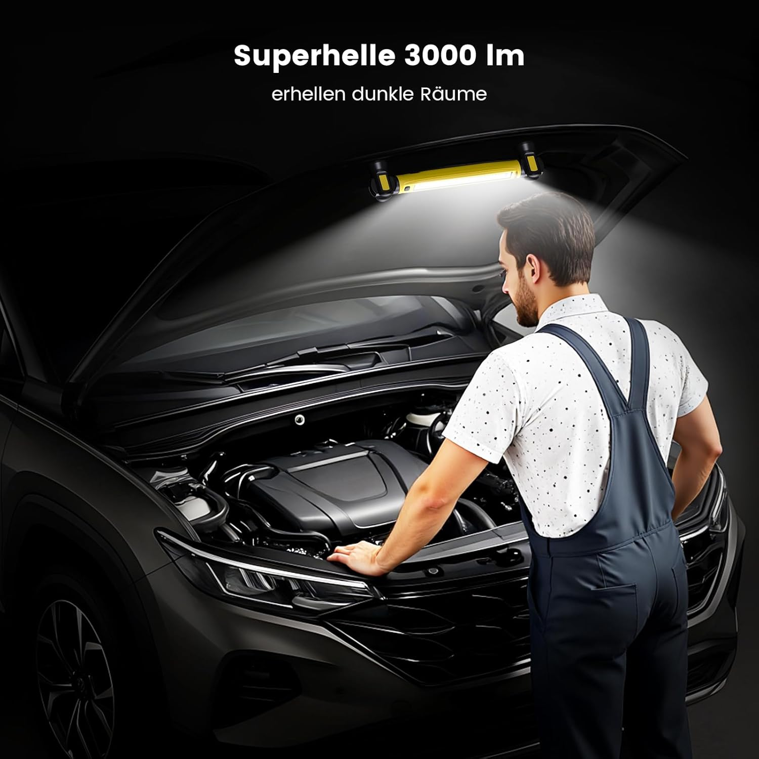 Ein Mechaniker inspiziert den Motorraum eines Autos, beleuchtet von einer hellen LED-Lampe.