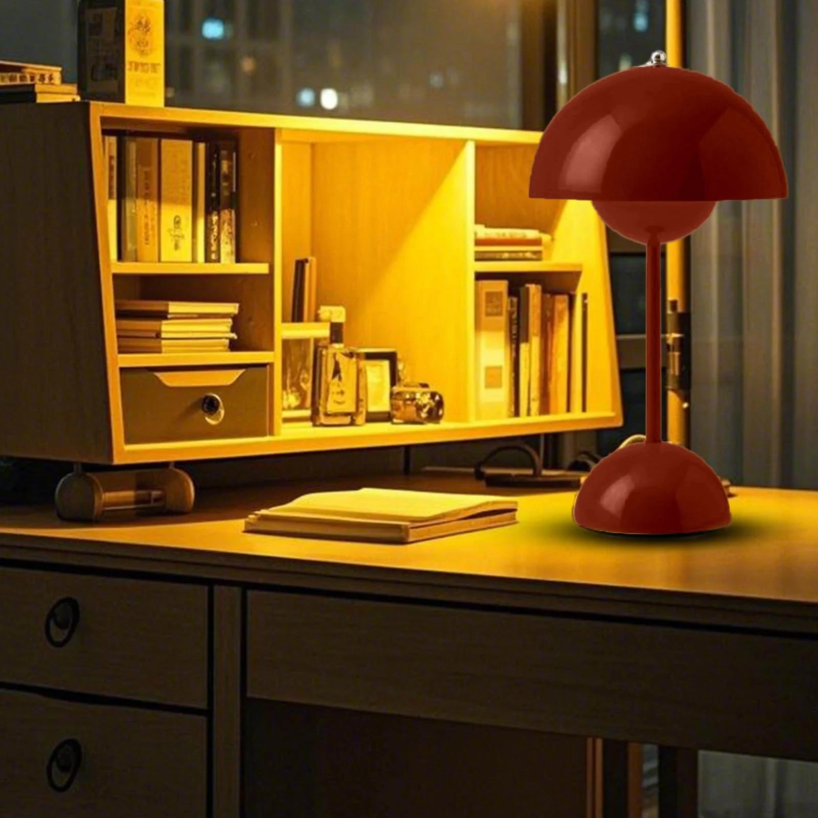 Ein rotes Schreibtischlicht steht auf einem Schreibtisch mit Büchern in einem Regal im Hintergrund.