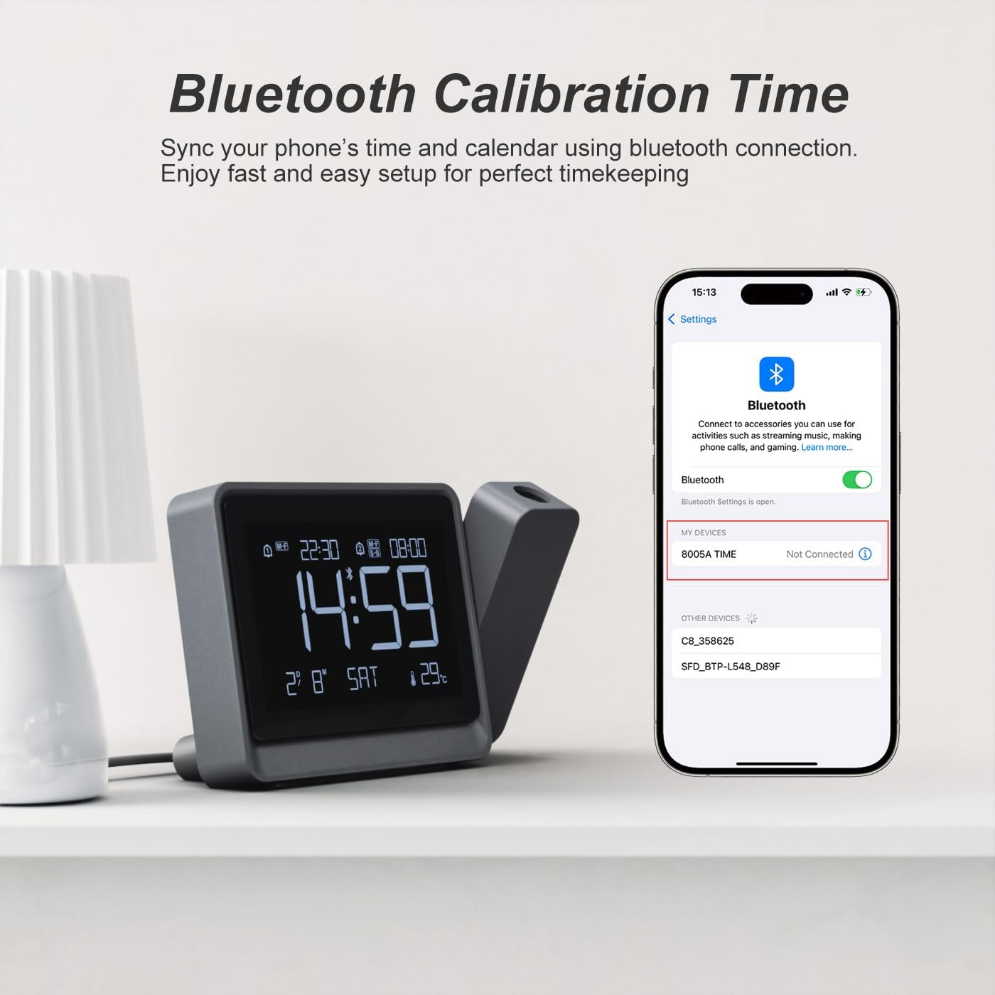 Ein digitaler Wecker und ein Smartphone zeigen Bluetooth-Einstellungen an.