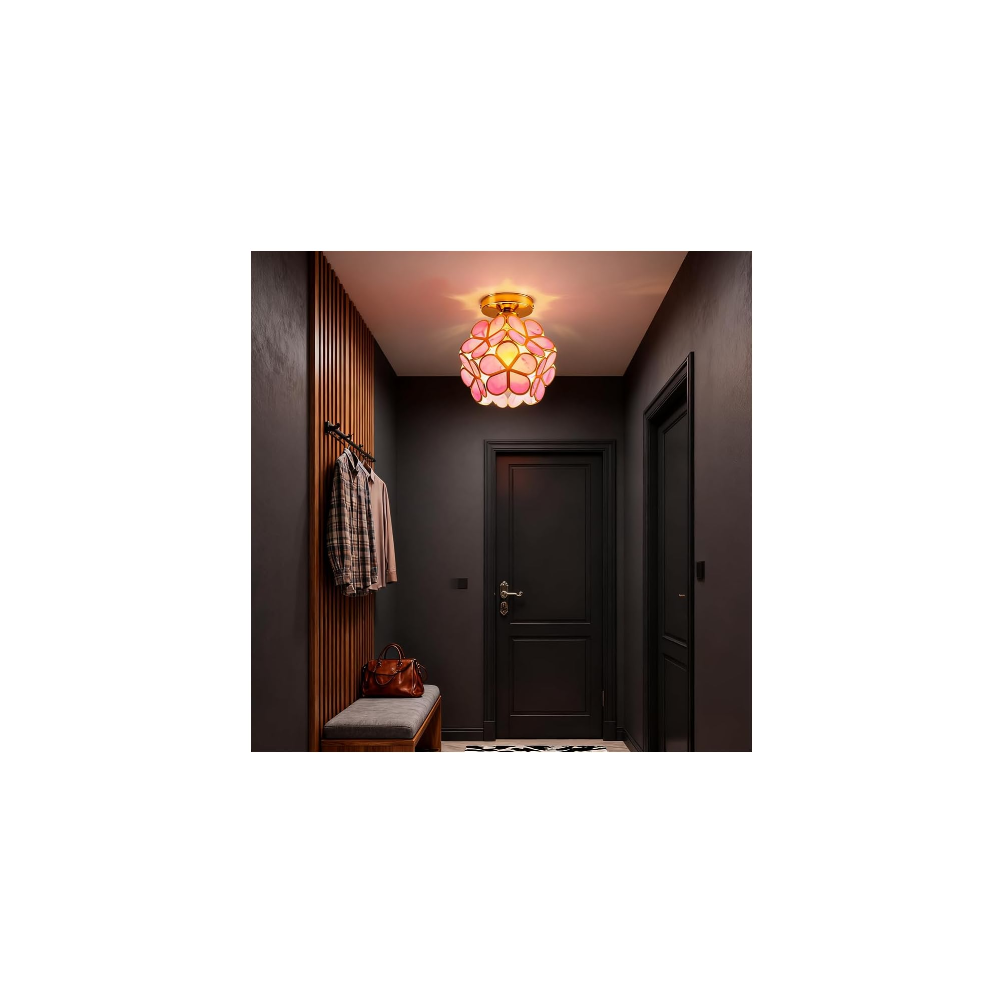 Flur mit Holzverkleidung, Bank, Kleidung und einer rosa Tiffany-Lampe.
