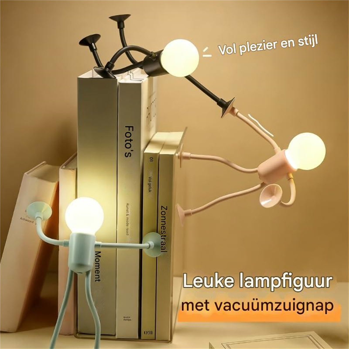 Drei Lampen in Form von Figuren, die an Büchern mit Saugnäpfen befestigt sind.