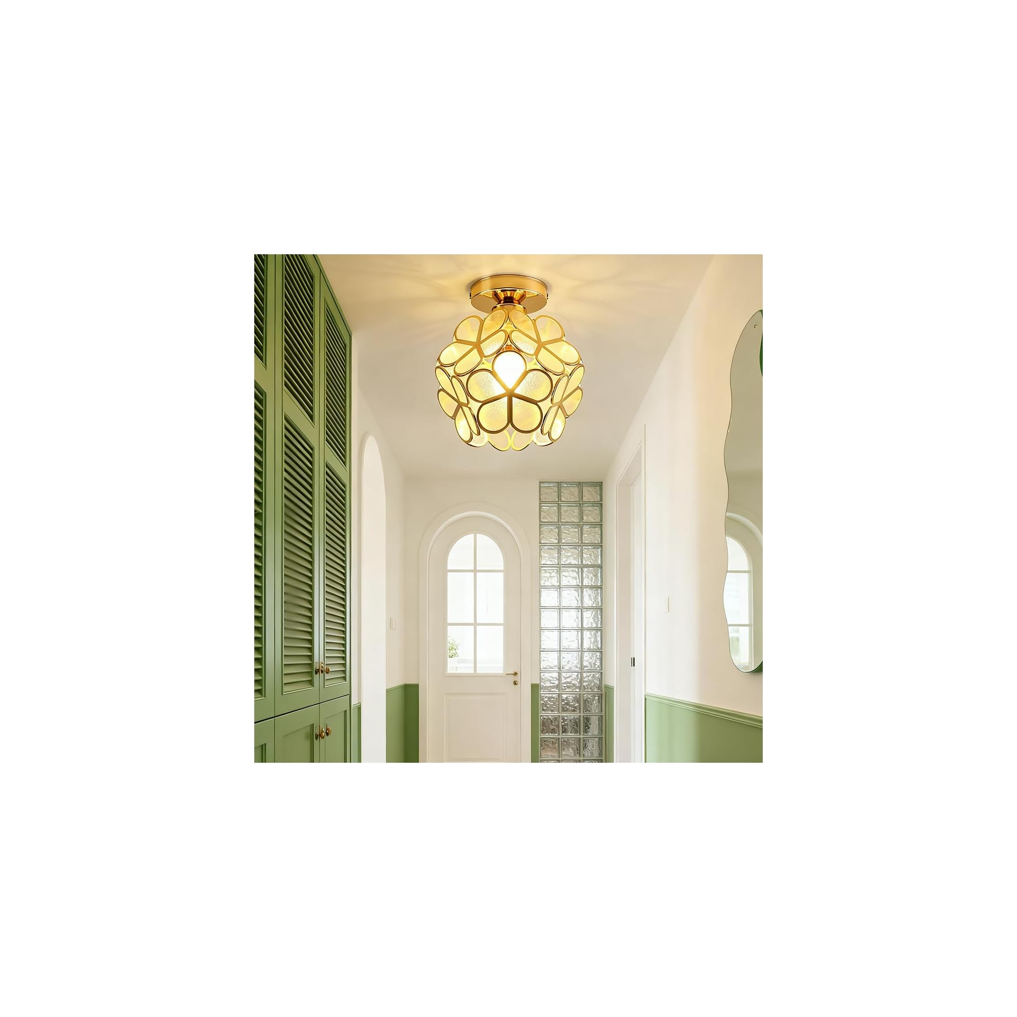 Ein Flur mit grünen Fensterläden, weißer Tür, Glasbausteinen und einer floralen Deckenleuchte.