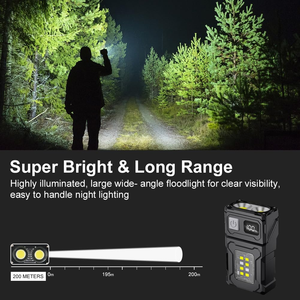 Person mit Taschenlampe auf dunklem Waldweg, beleuchtet von hellem Licht.
